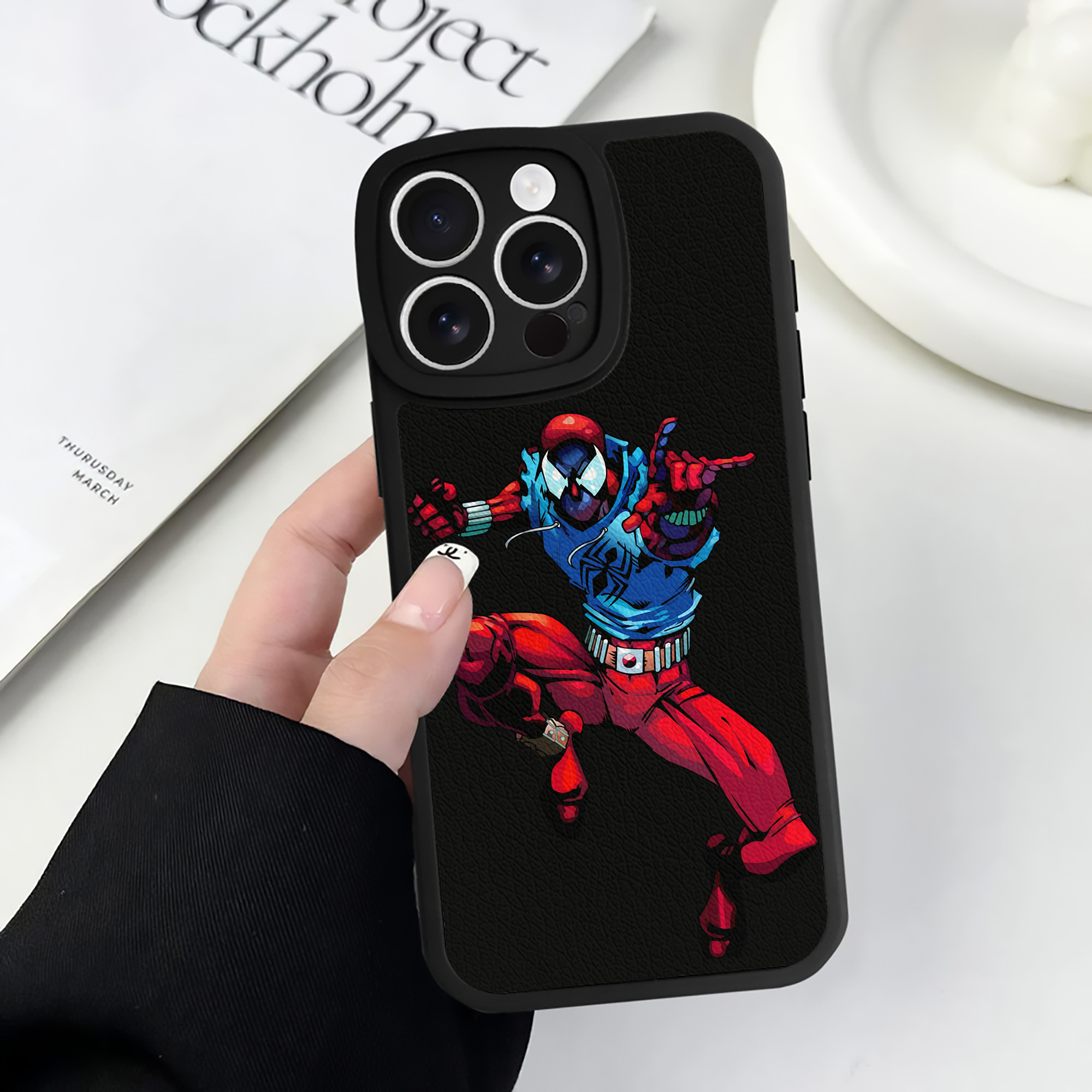 Spider Man スパイダーマン 【iPhone 16シリーズ対応】シリコンスマホケース（レザー調） 材質：シリコン